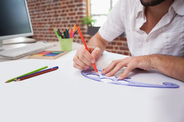 Diseñador dibujo a la antigua manera — Foto de Stock