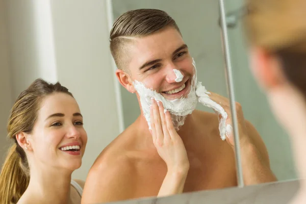 Donna mettendo schiuma da barba — Foto Stock