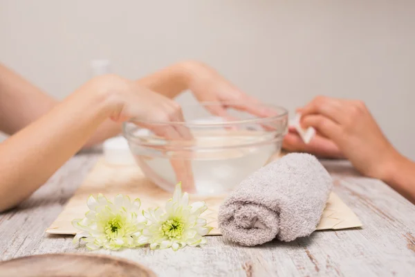 Chiodo tecnico dando crema pasticcera manicure — Foto Stock