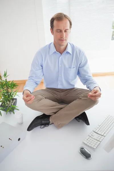 Бізнесмен медитує на столі — стокове фото
