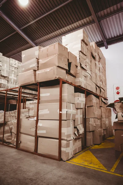 Cajas de cartón en almacén — Foto de Stock