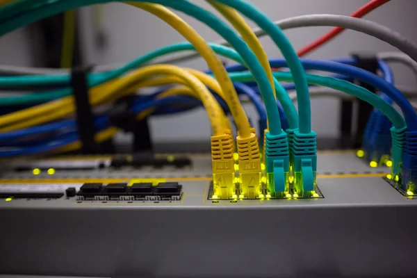 USB-Kabel im Server eingesteckt — Stockfoto