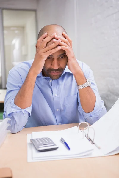 Affärsman med pappersarbete på skrivbord — Stockfoto