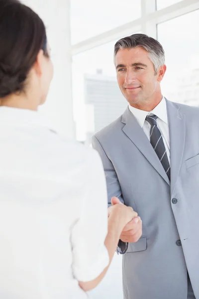 Geschäftspartner schütteln Hände — Stockfoto