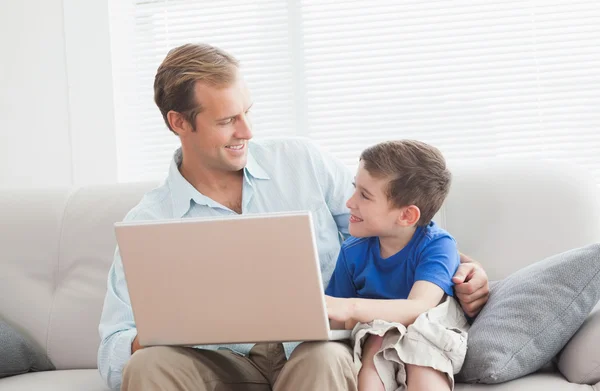 Πατέρας και γιος που χρησιμοποιούν φορητό υπολογιστή — Φωτογραφία Αρχείου