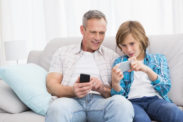 Filho mostrando algo no celular — Fotografia de Stock