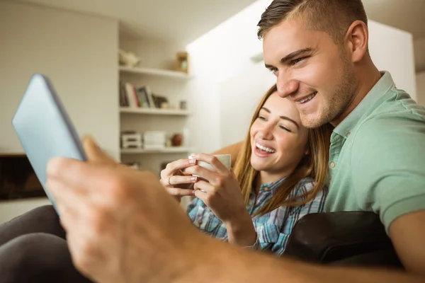 Pareja que se relaja con la tableta PC — Foto de Stock