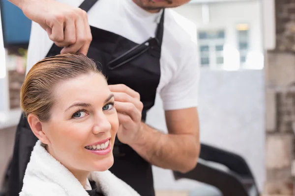 Vrouw met haarstylist — Stockfoto