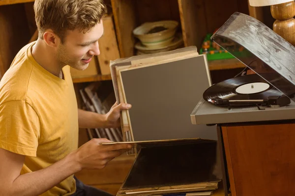 Člověk při pohledu na vinyl sbírku — Stock fotografie