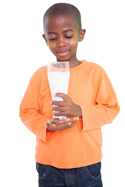 Niño sosteniendo vaso de leche —  Fotos de Stock