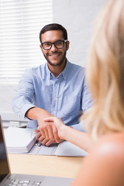 Affärsmän skakar hand — Stockfoto