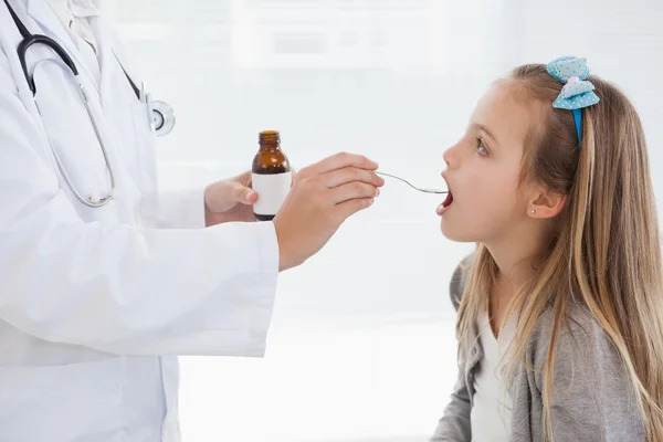 Девушка принимает лекарства — стоковое фото