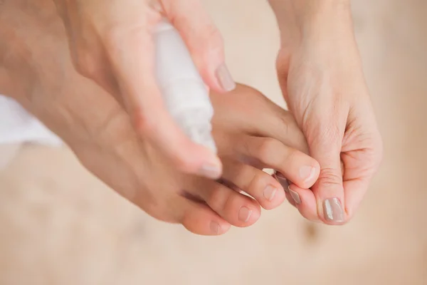 Voetverzorgingslijn schoonmakende voet met spray — Stockfoto