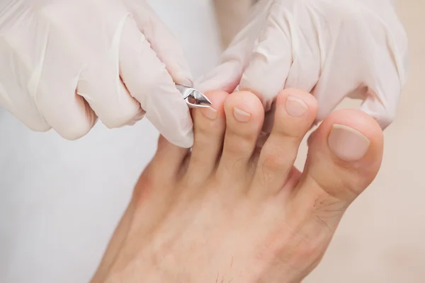 Pedicurista trabajando en los clientes uñas — Foto de Stock