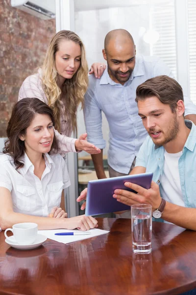 Affärskvinna pekar TabletPC — Stockfoto