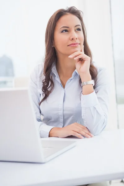 Mujer de negocios pensando en el escritorio — Foto de Stock