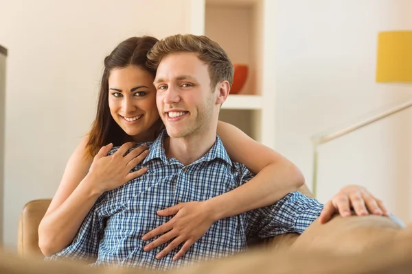 Casal relaxante no sofá — Fotografia de Stock