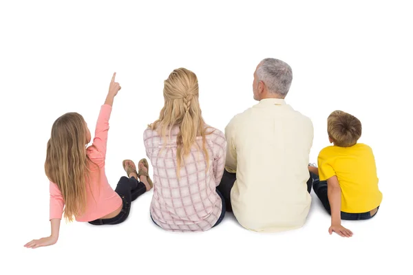 Familie sitzt und zeigt — Stockfoto