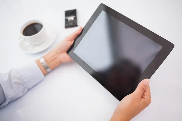 Mujer de negocios que utiliza la tableta PC — Foto de Stock