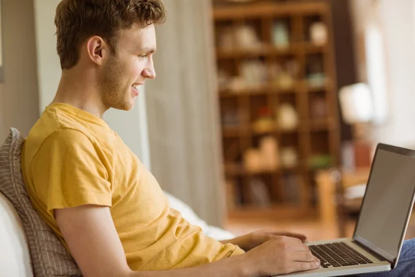 Man met laptop op Bank — Stockfoto