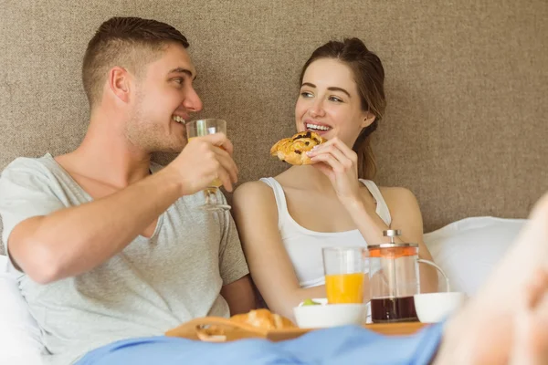 Casal tomando café da manhã na cama — Fotografia de Stock