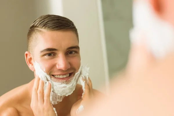 Hombre poniendo espuma de afeitar — Foto de Stock