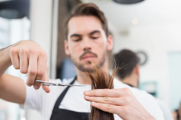 Hair stylist skära hår — Stockfoto