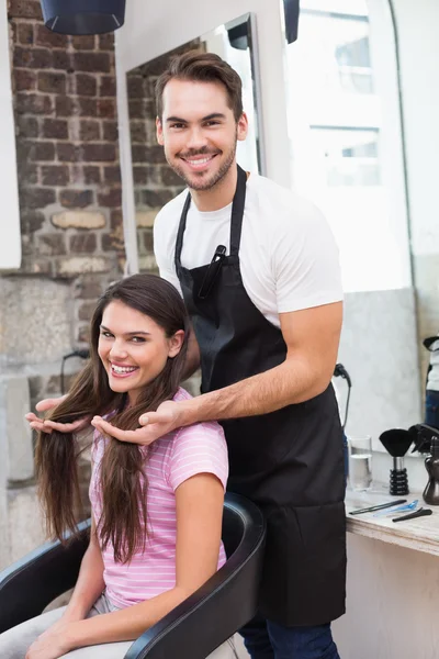 Parrucchiere con cliente — Foto Stock