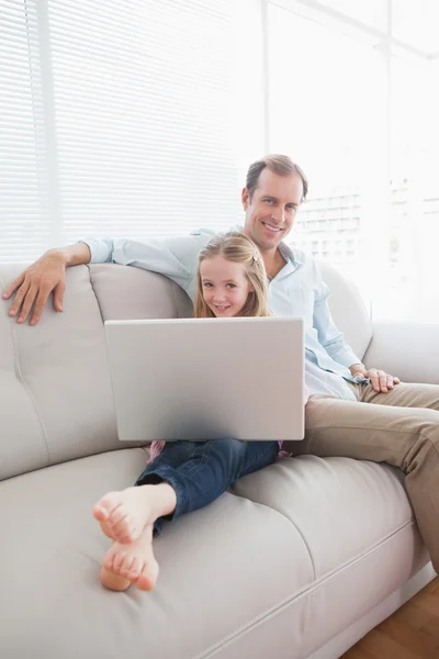 Far och dotter använder laptop — Stockfoto