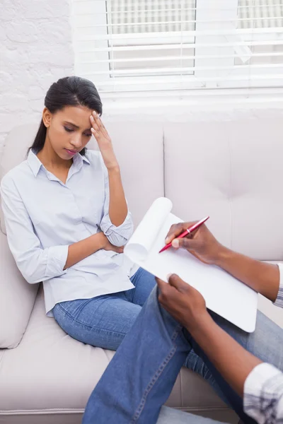 Vrouw zitten op therapeuten Bank — Stockfoto