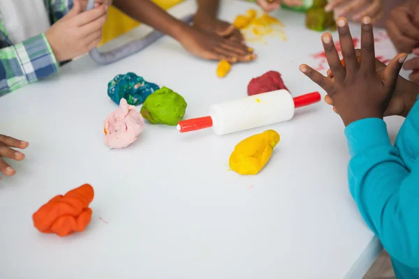 Niños haciendo artes y manualidades — Foto de Stock