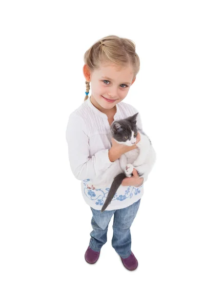 Şirin kedi yavrusu ile küçük kız — Stok fotoğraf