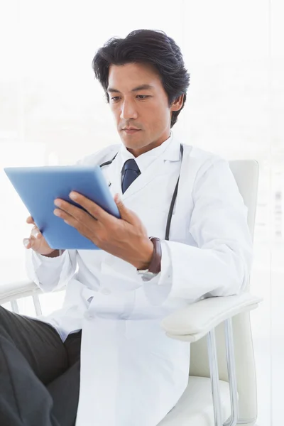 태블릿 PC 를 사용하는 의사 — 스톡 사진