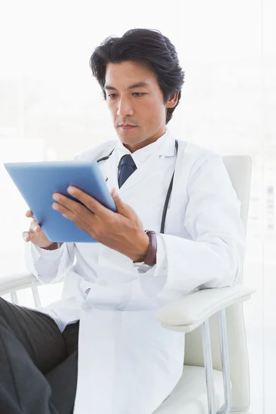 Médico usando tablet pc — Fotografia de Stock