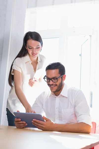 Les hommes d'affaires utilisant la tablette numérique — Photo