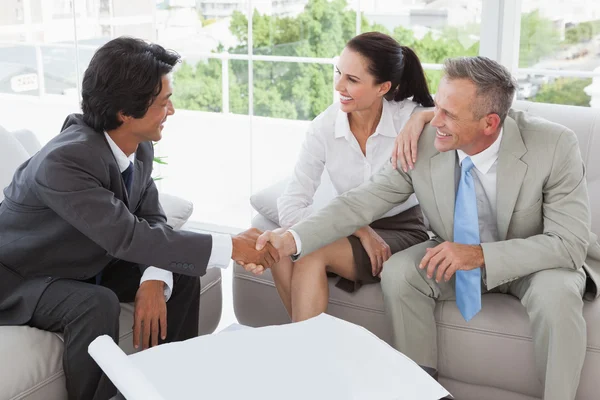 Hombre de negocios estremeciendo clientes mano — Foto de Stock