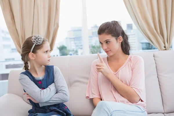 Mãe repreendendo filha impertinente — Fotografia de Stock