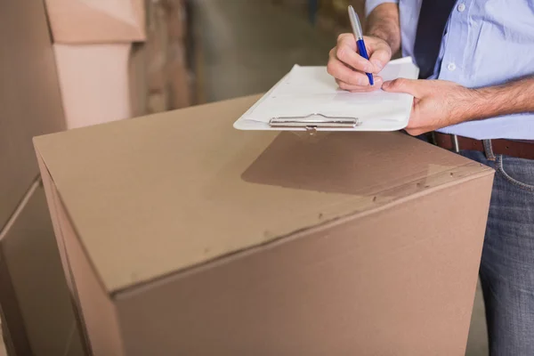 Magazijnmedewerker met Klembord — Stockfoto