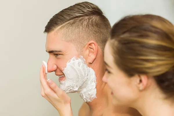 Mujer poniendo espuma de afeitar —  Fotos de Stock