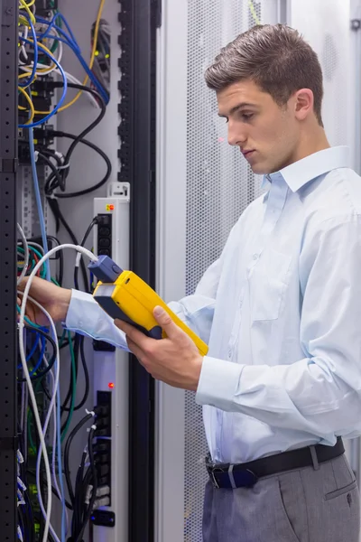 Technicus met behulp van digitale kabel — Stockfoto