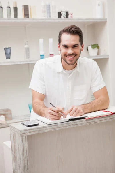 Trabajador de salón con libro de existencias — Foto de Stock