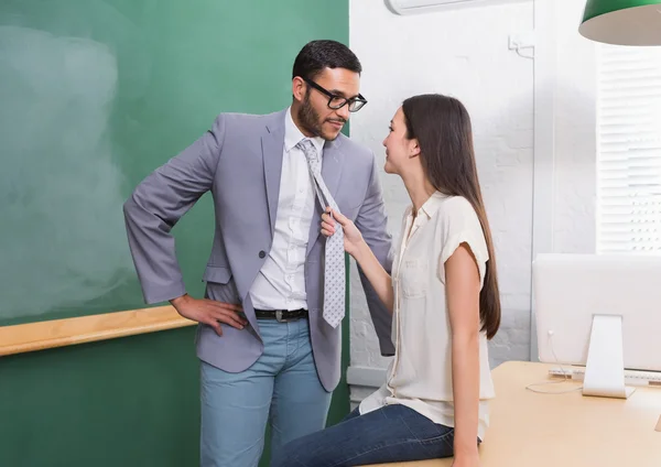 Hombre de negocios mirando a la mujer de negocios — Foto de Stock