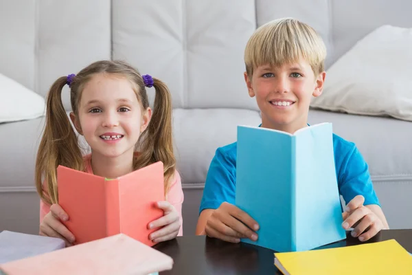 Broers en zussen lezen van boeken op verdieping — Stockfoto