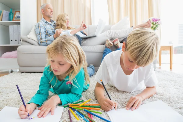 Siblings colouring and drawing — Stock Photo, Image