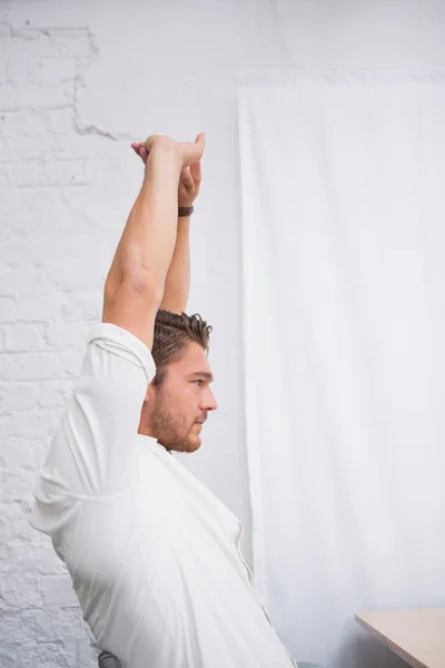 Affärsman stretching händer — Stockfoto