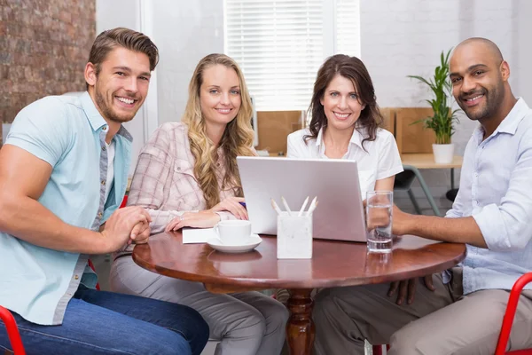 Verksamhet team arbetar tillsammans med laptop — Stockfoto