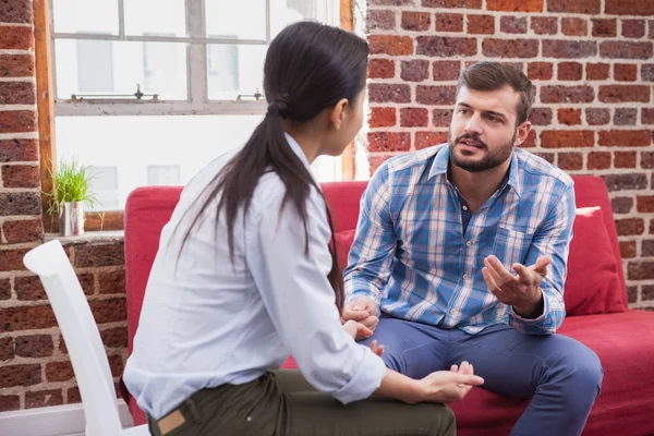 Therapist listening to patient — Stock Photo, Image