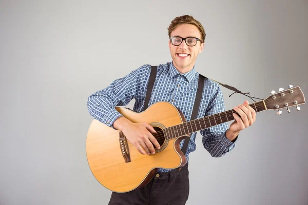 Hipster tocando guitarra — Fotografia de Stock