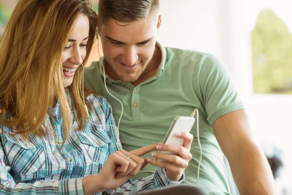 Pareja relajante en el sofá con el teléfono inteligente — Foto de Stock