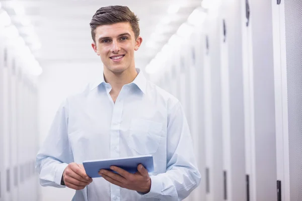 Técnico que trabalha com tablet — Fotografia de Stock